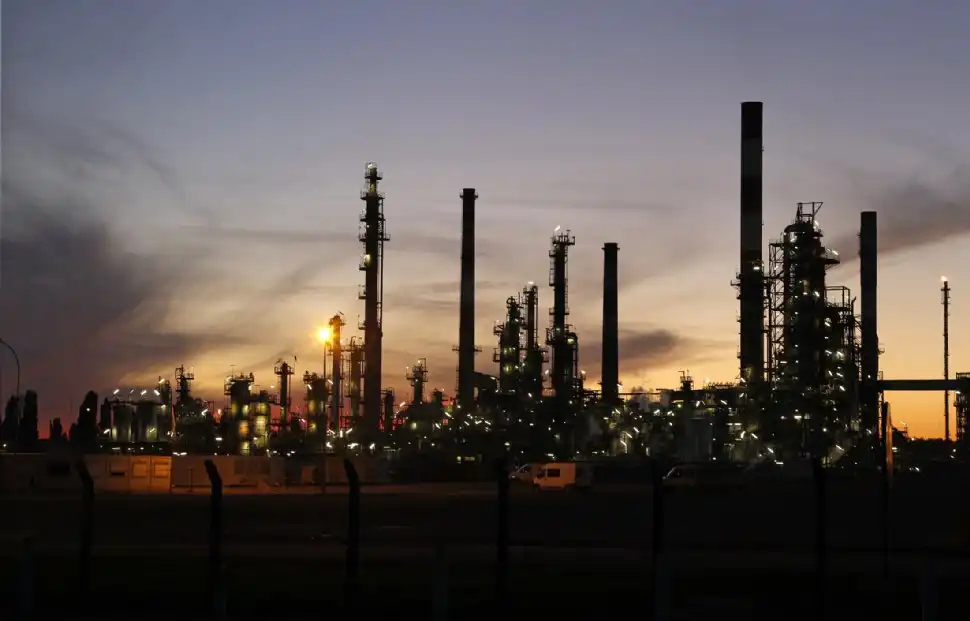 ¿Por qué el petróleo superó los 100 dólares y las bolsas cayeron un 7%?