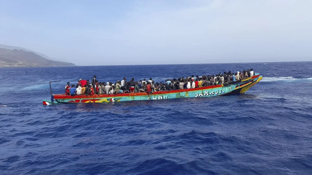Aventura en el Atlántico: La llegada de un cayuco a El Hierro