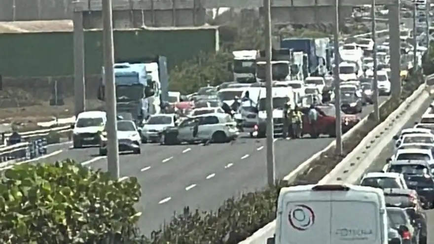 Colapso en la Autopista GC-1: Accidente Múltiple Genera Retenciones en Gran Canaria