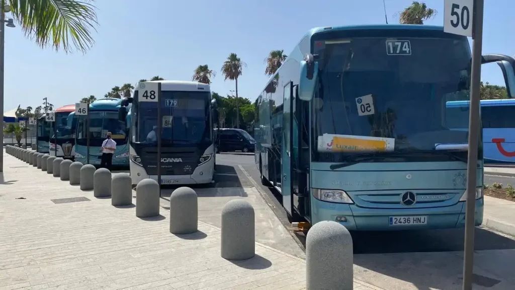 Controversia en el Aeropuerto de Lanzarote: Nueva Tarifa para Guaguas Turísticas