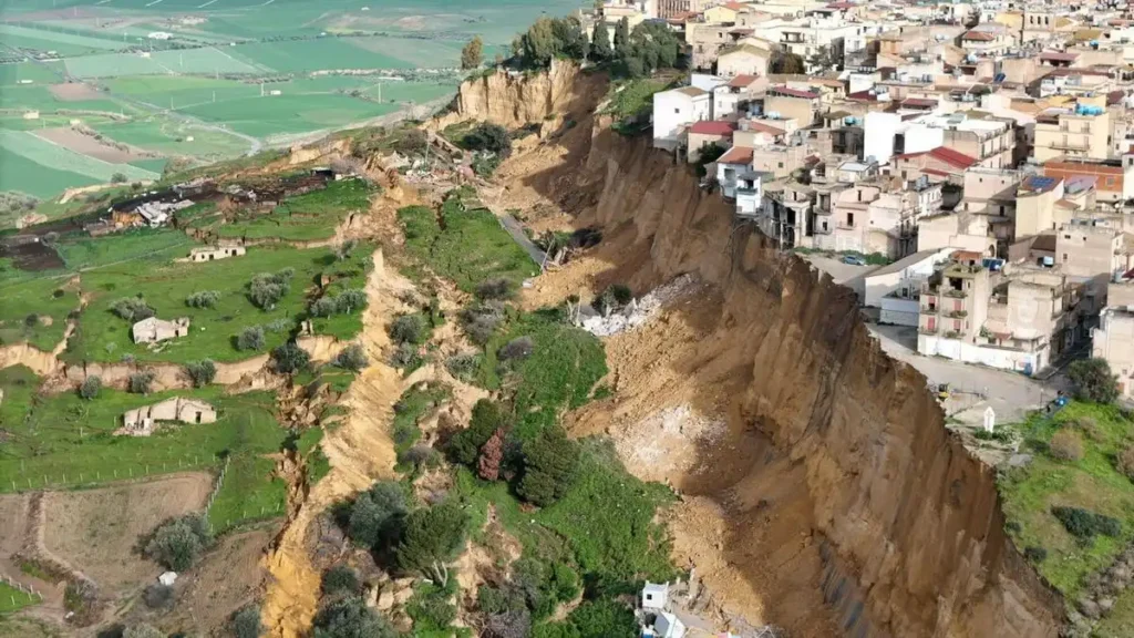 Crisis en Niscemi: La Tormenta Harry Provoca Deslizamientos de Tierra