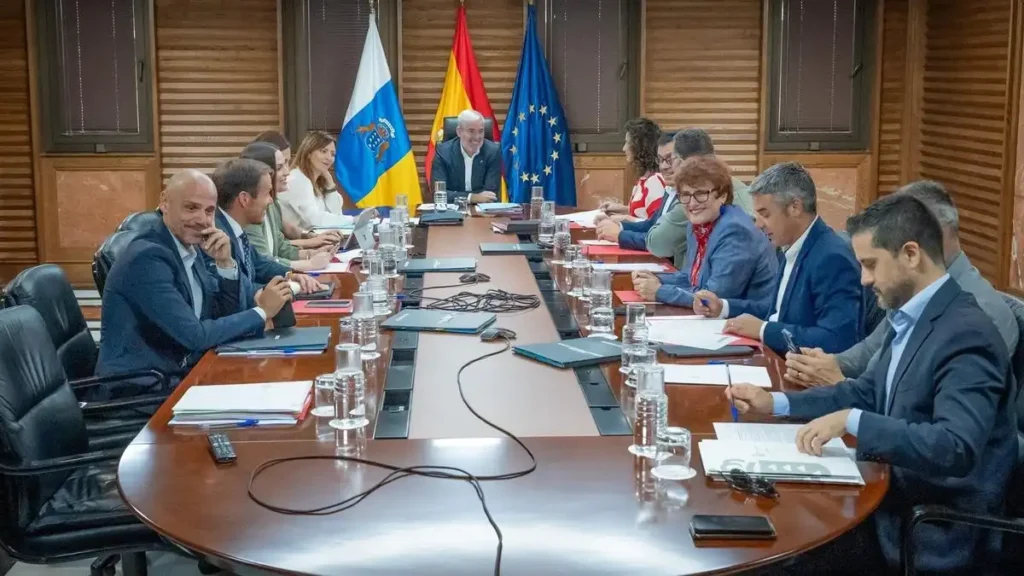 El Debate sobre el Futuro de Canarias: Reto Demográfico y Críticas a la Estrategia del Gobierno