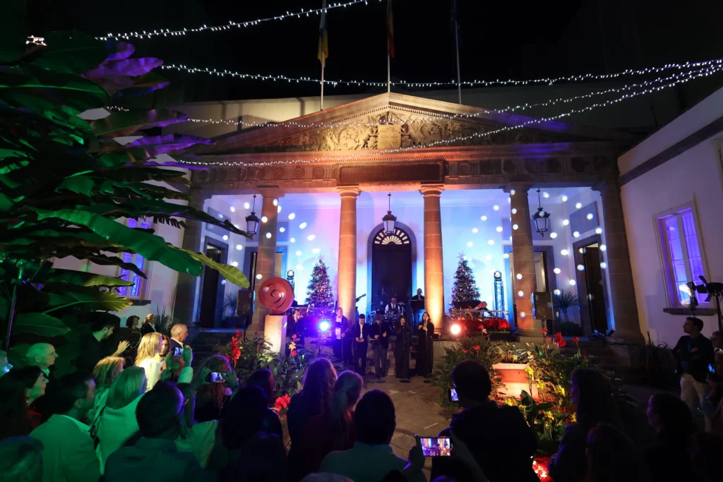 El Parlamento de Canarias da la bienvenida a la Navidad con un acto simbólico