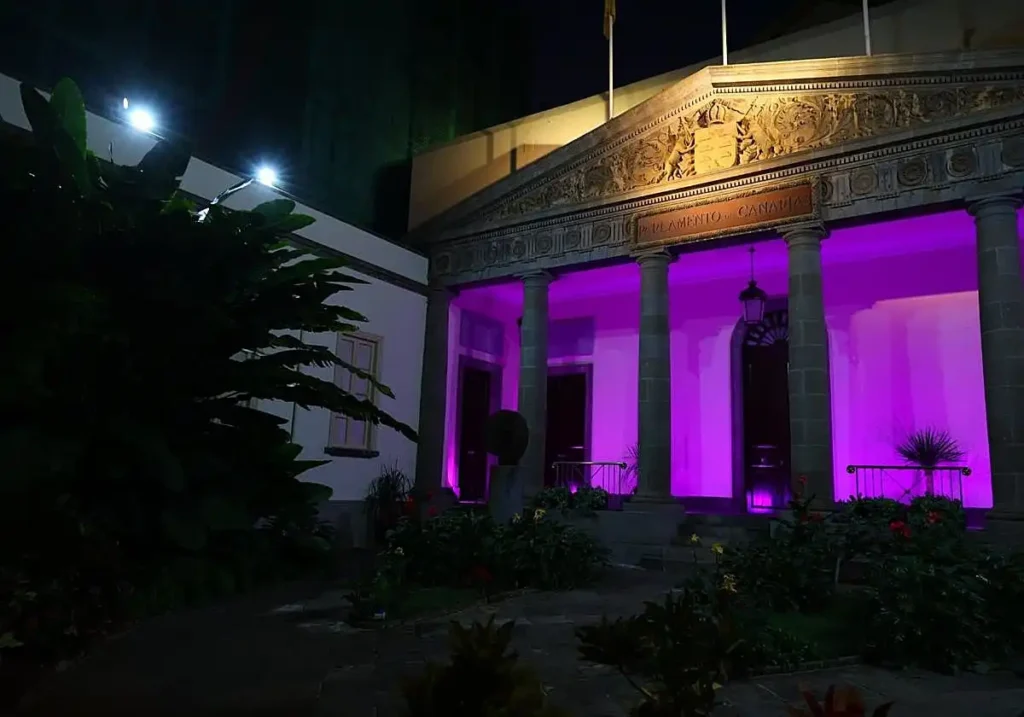 El Parlamento de Canarias se Ilumina en Honor a las Víctimas del Holocausto