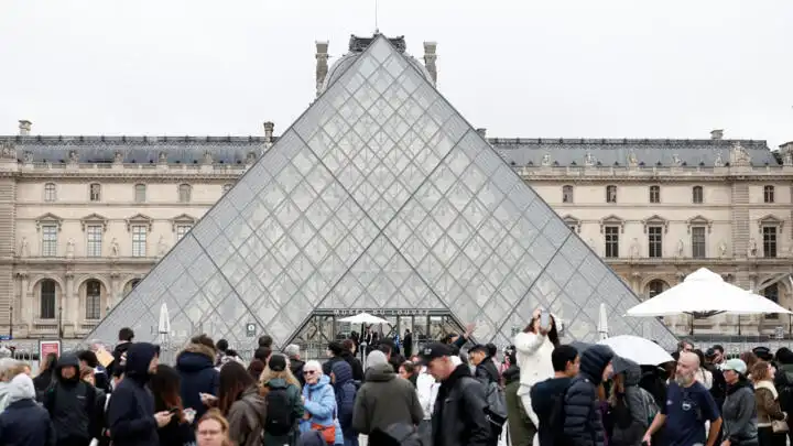 El Robo del Siglo en el Louvre: Un Análisis de la Seguridad y la Responsabilidad