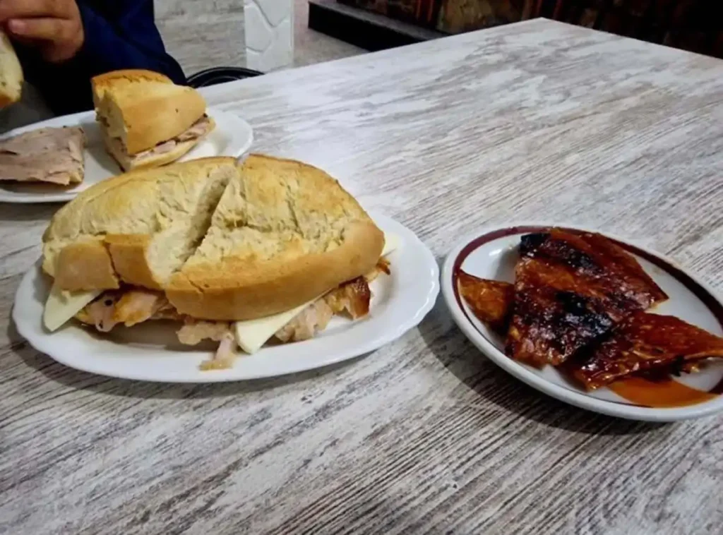 El Sobrino: Un Viaje Gastronómico a Través del Bocadillo de Pata en Telde