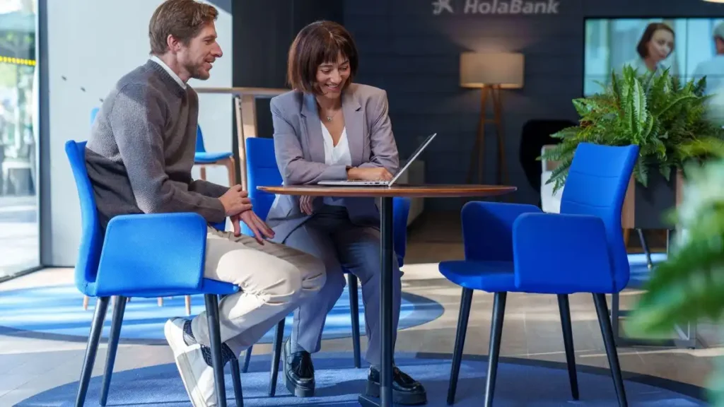 HolaBank: El Crecimiento de un Referente Financiero en Canarias