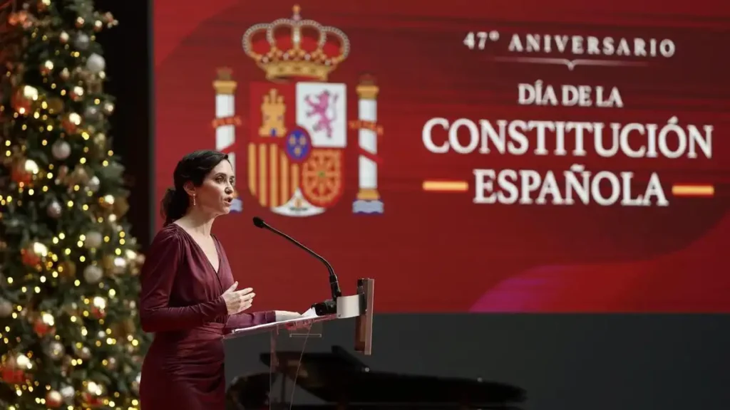 Isabel Díaz Ayuso y su defensa de la sanidad en Madrid durante el homenaje a la Constitución