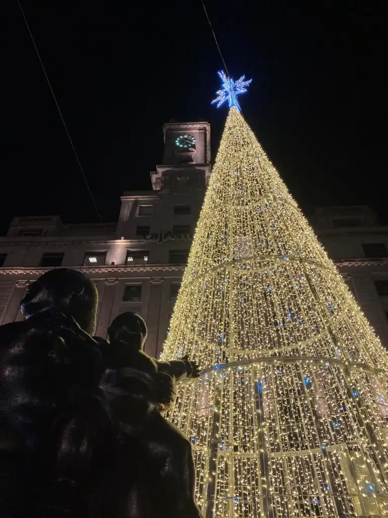 La Magia de la Navidad en Asturias: Encendidos y Celebraciones