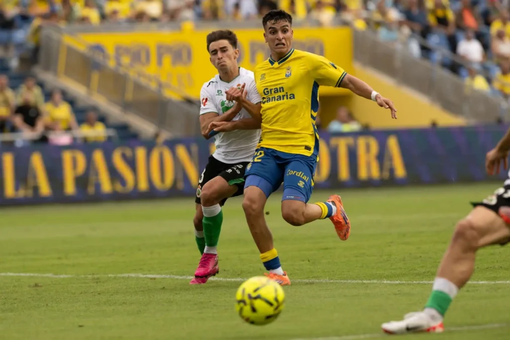 La UD Las Palmas Busca el Liderato en un Encuentro Clave en Santander