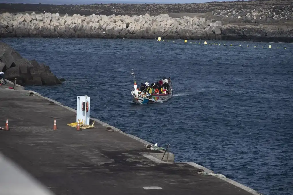 Llegada de Migrantes a El Hierro: Primeros Cayucos de 2026