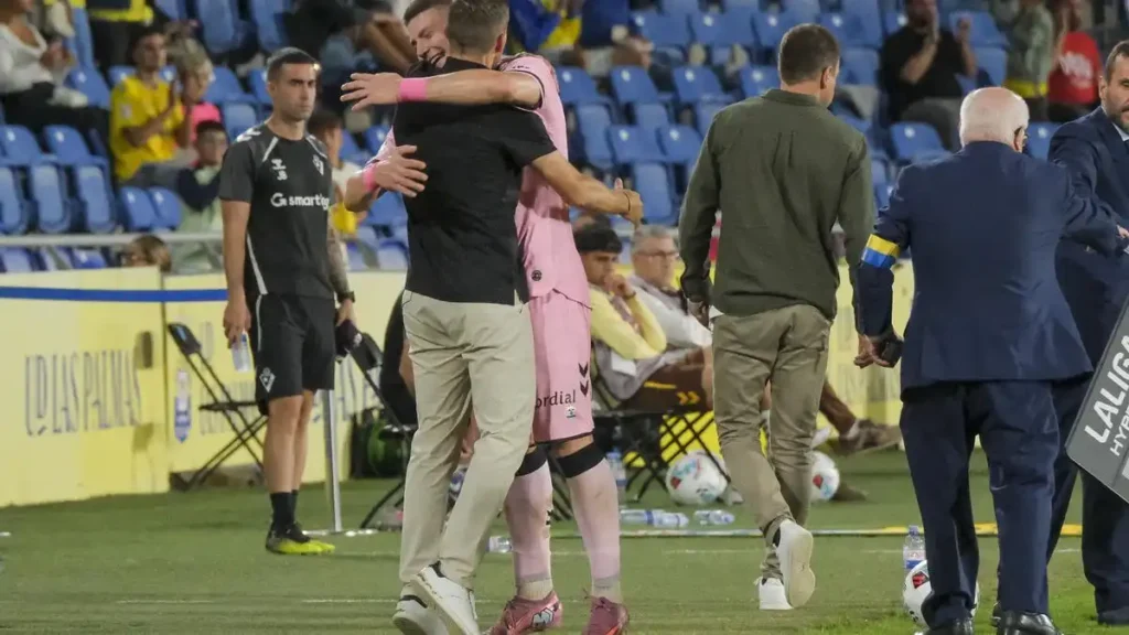Luis García Respaldando a Lukovic en la UD Las Palmas: Un Futuro Brillante en el Horizonte