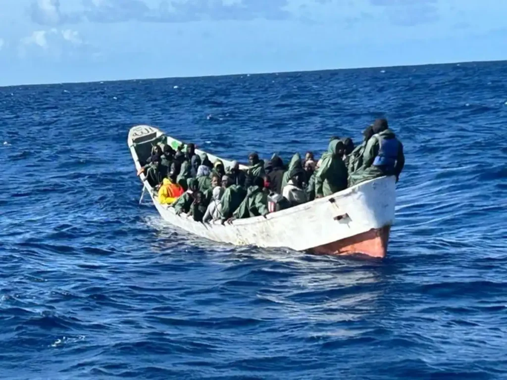 Rescate Marítimo en El Hierro: Una Aventura Humana en Dos Cayucos