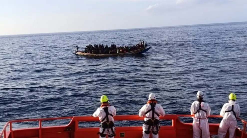 Rescate en Alta Mar: La Tragedia de un Cayuco en Canarias
