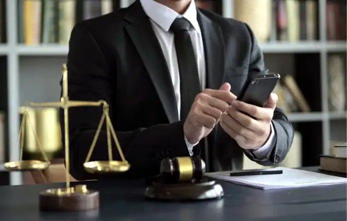 Sanción a juez por usar ChatGPT en sentencia: ¿qué dice la ley sobre IA en la Justicia?