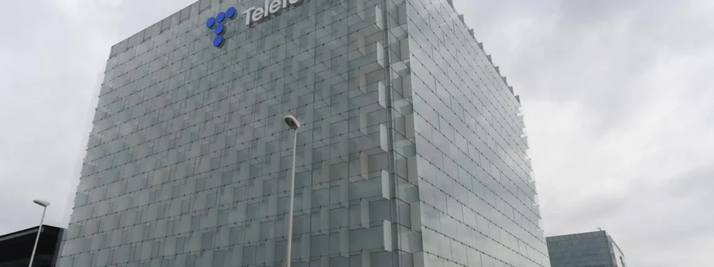 Telefónica enfrenta un aumento inesperado en solicitudes de despido voluntario