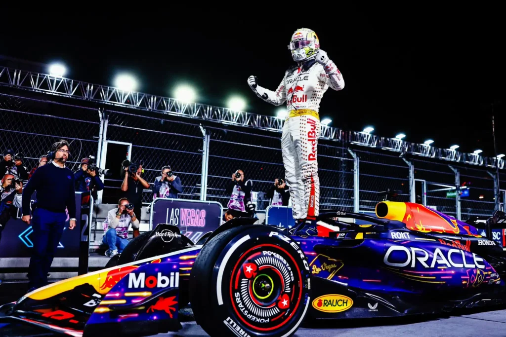 Verstappen Brilla en Las Vegas: Un Gran Premio Lleno de Sorpresas y Descalificaciones