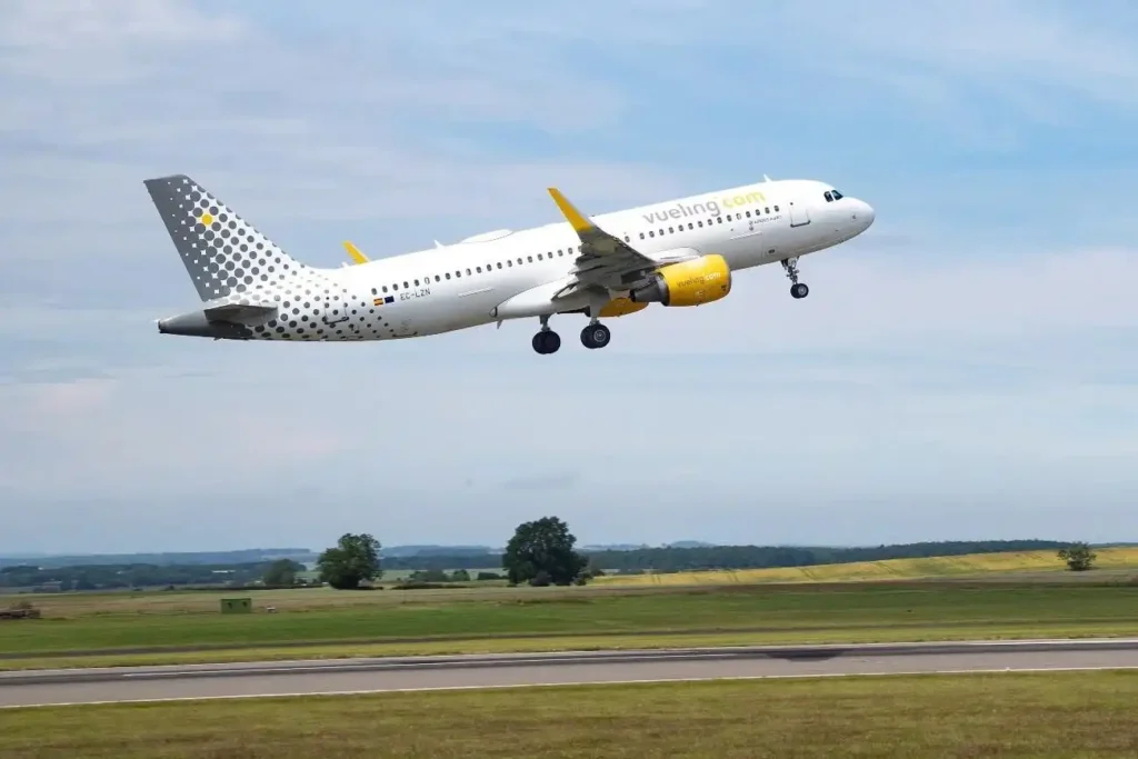 Vueling Aumenta su Presencia en Canarias y Advierte sobre Desafíos en la Conectividad