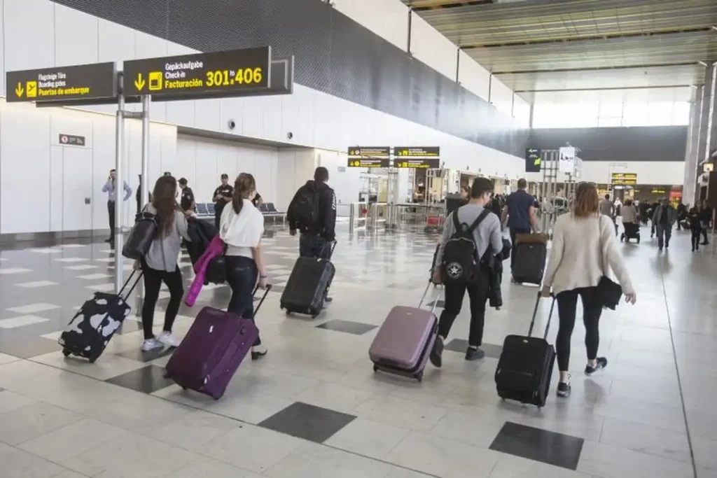 La tasa a las guaguas en Canarias revela una crisis de gobernanza aeroportuaria