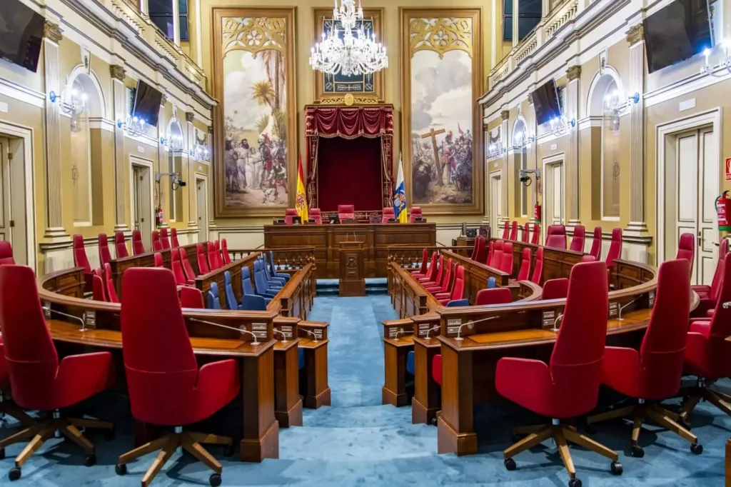 Parlamento de Canarias: ayudas a Venezuela y conflicto laboral sanitario en pleno